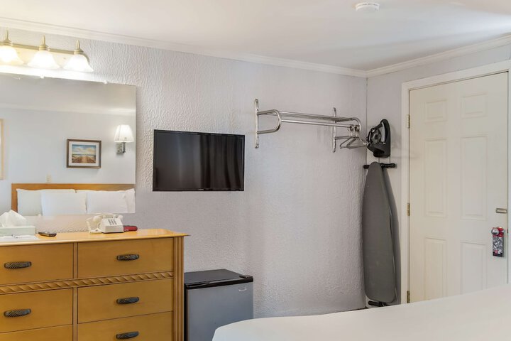 Americas Best Value Inn & Suites Hyannis Cape Cod