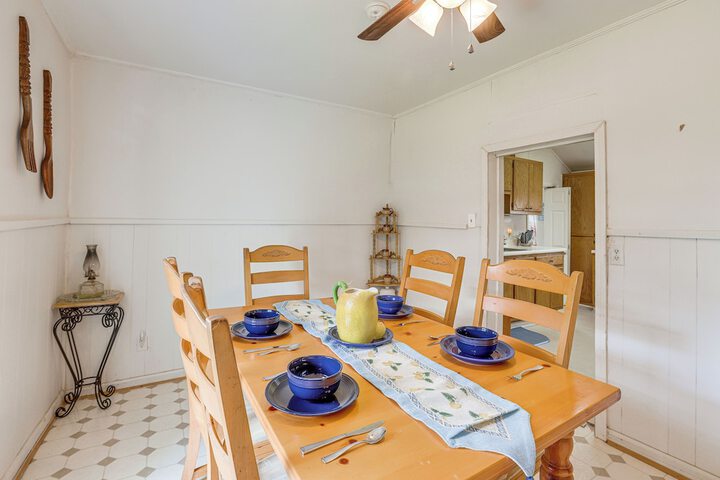 Clanton Cottage w / Charcoal Grill & Porch!