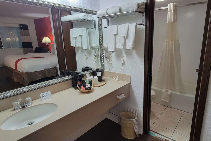 Room 34 of 137