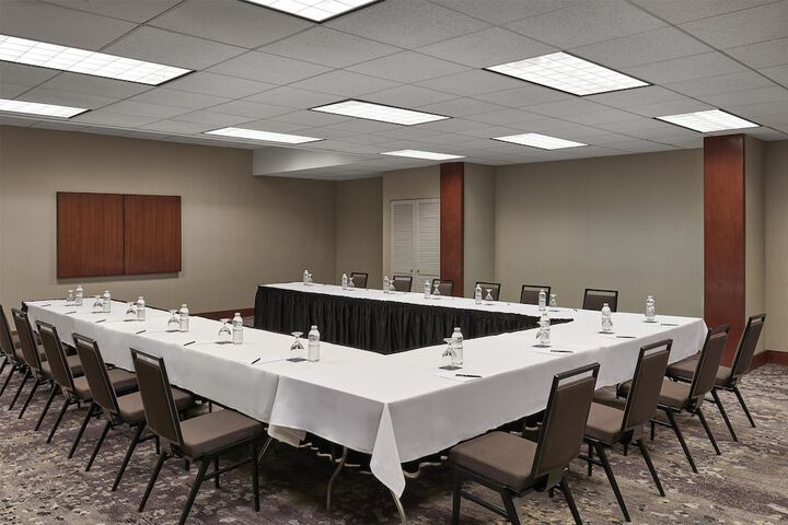 Hilton Toronto Airport Hotel & Suites