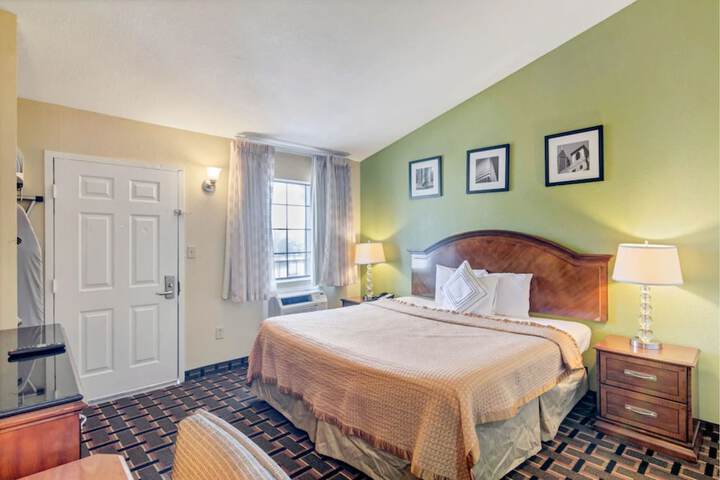 Room 13 of 36