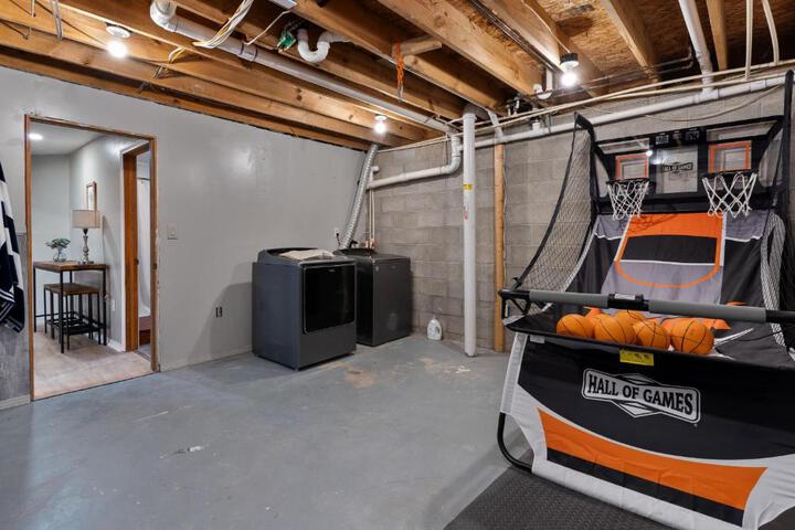 Spacious Cabin Near Hocking Hills and Caves with Hot Tub and Firepit