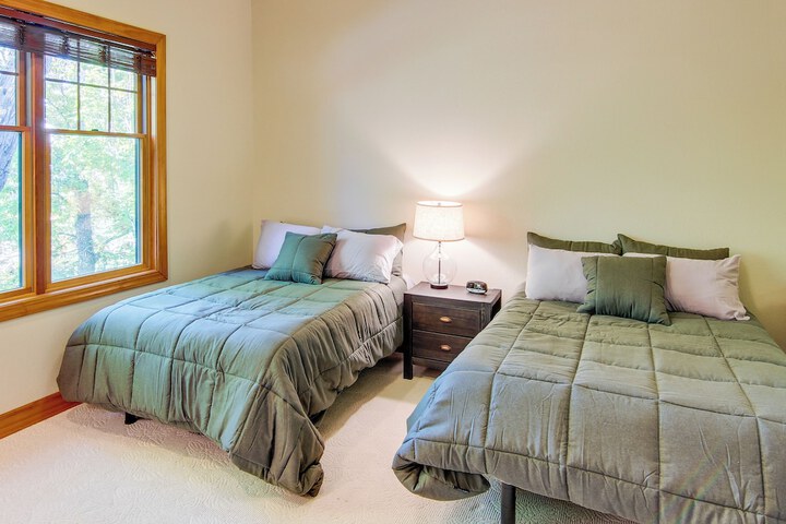 Mtn-view Condo w / Screened Porch in Burnsville!