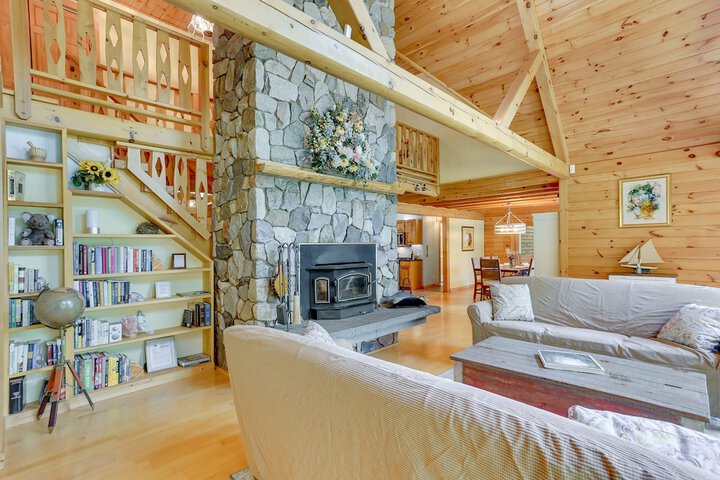 Pocono Dog-Friendly Home on River