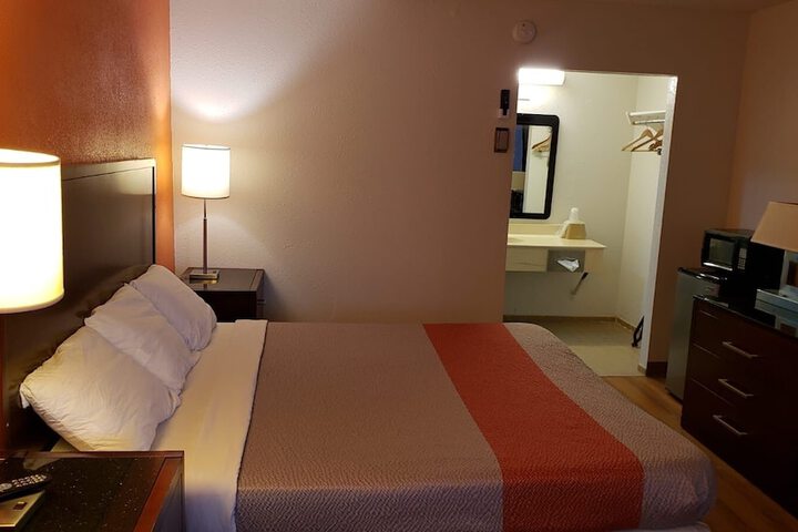 Room 6 of 11