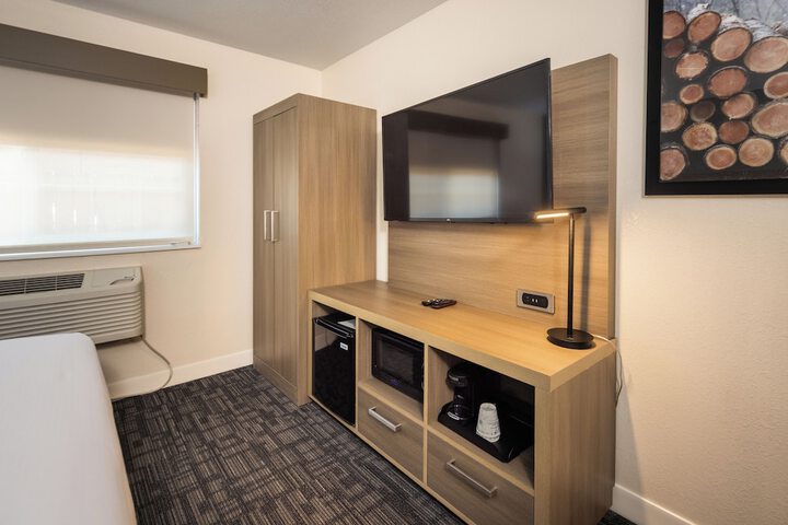 Room 21 of 37