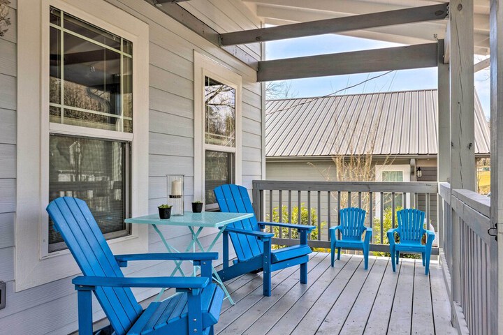 Downtown Brevard Retreat With Fire Pit & Deck!