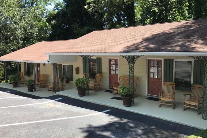 Mountain Aire Cottages Inn & Glamping