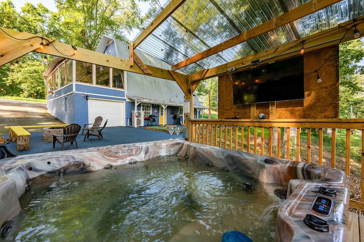 emerald Cove Chalet on Douglas Lake w / Hot Tub!