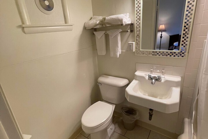 Room 11 of 25