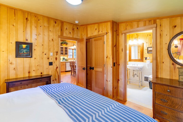 Lake Creek Lodge