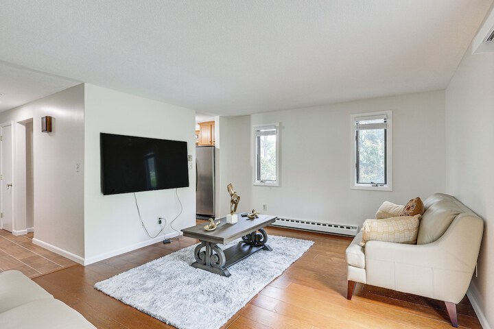 Quaint Bristol Townhome 14 Mi to West Hartford!