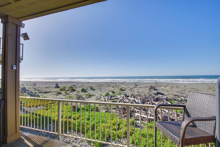 Quiet Waterfront Escape w / Hot Tub & Beach Access!