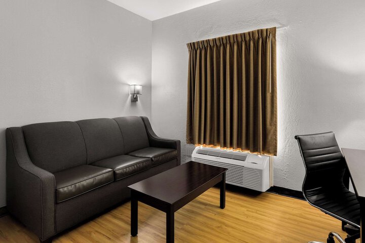 Room 17 of 33