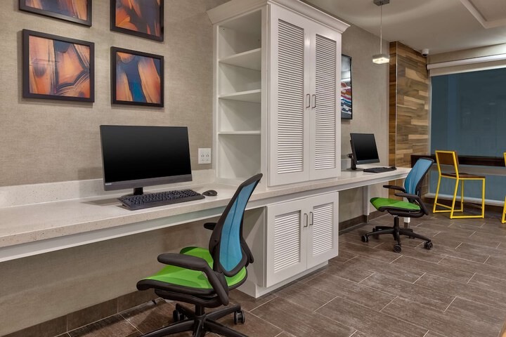 Business Center 32 of 32