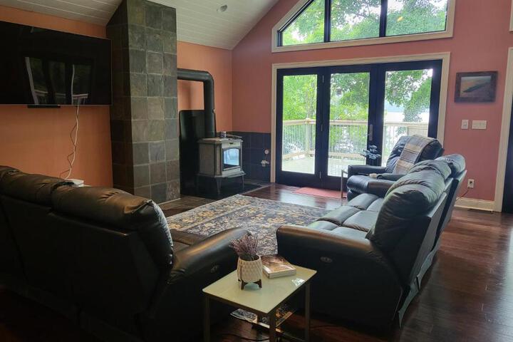 Crescent Lakehouse - Surf Ski and Serenity