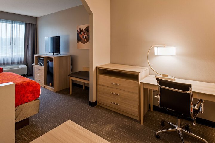 Best Western Plus New Cumberland Inn & Suites