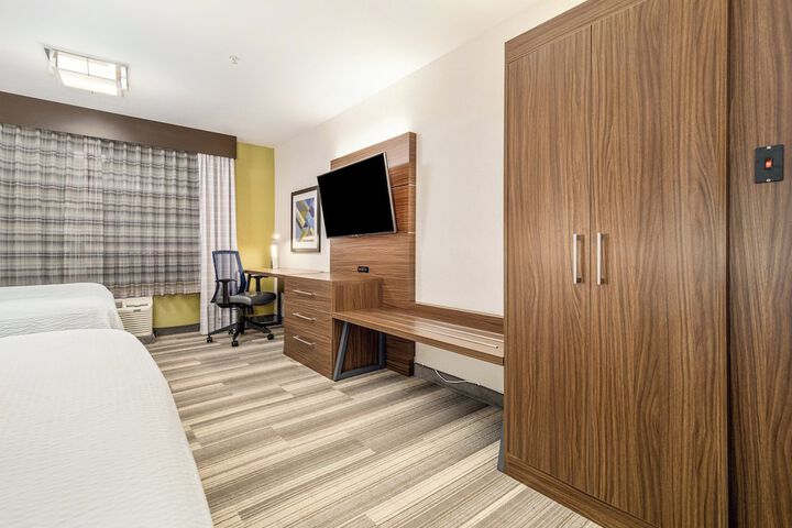 Room 35 of 348