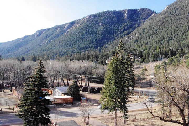 The Green Mountain Falls Lodge