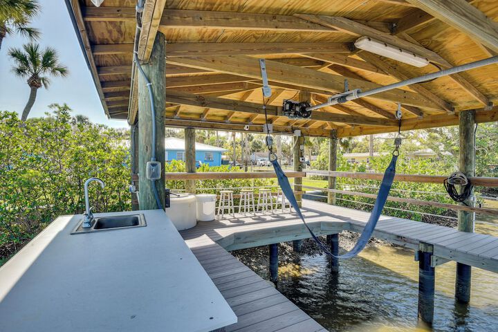 Riverfront Port Orange Home w / Dock & Slip!