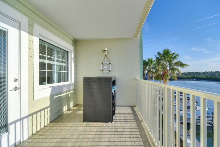 Waterfront Condo w / Water Park Walk to the Beach!