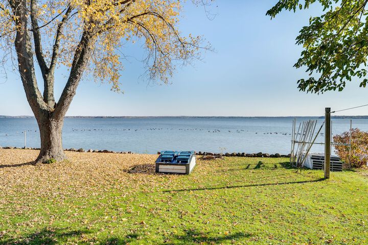 Lakefront Edgerton Cottage w / Deck & Grill!