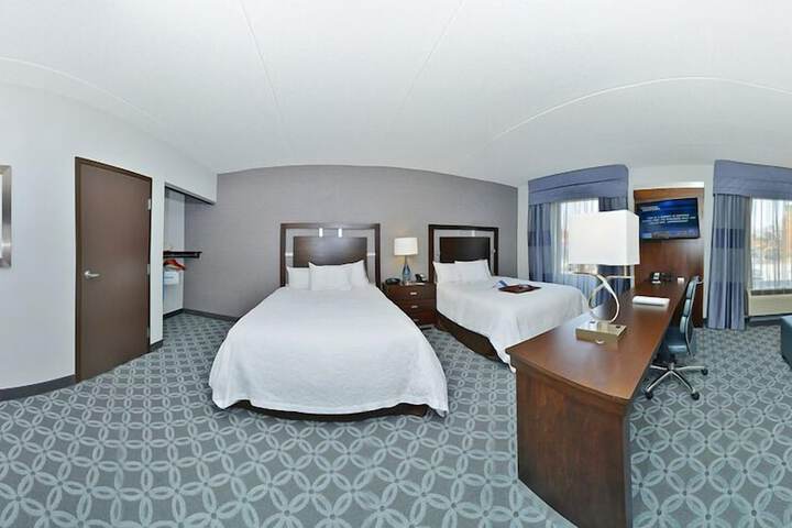 Hampton Inn & Suites Greensboro / Coliseum Area