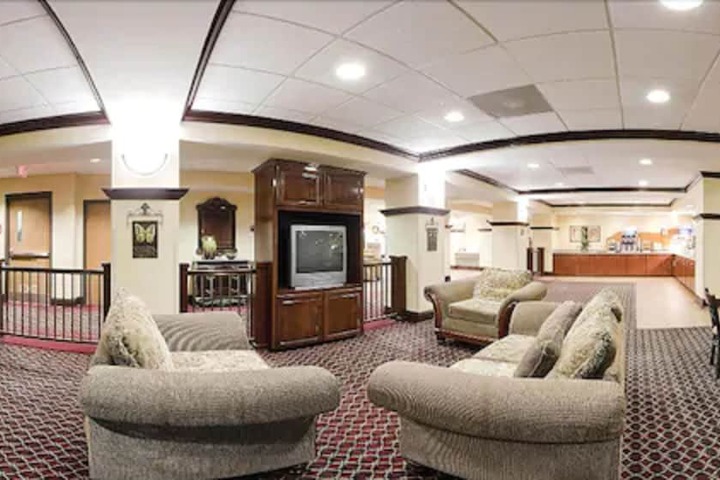 Lounge 54 of 56