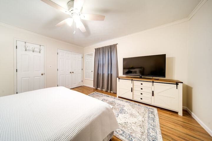 North Jackson Vacation Rental w / Wraparound Deck!
