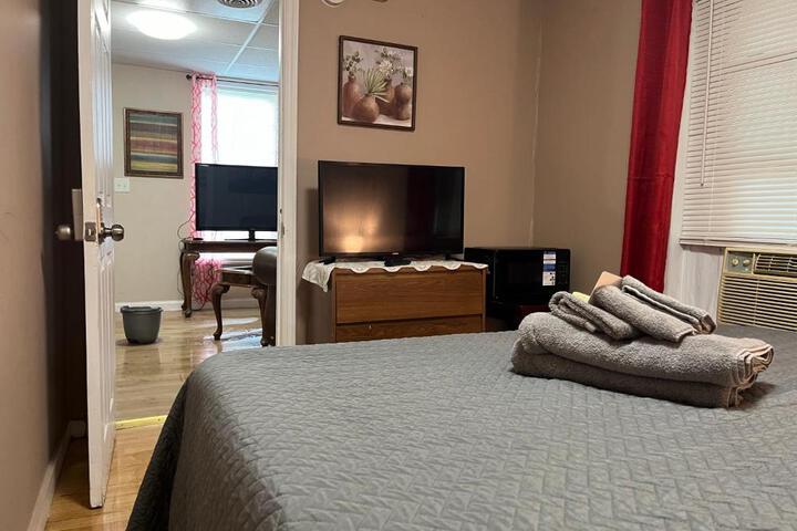 Cozy Apt near BU Lourdes, UHS