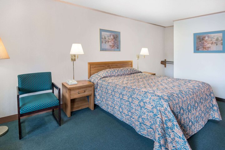 Room 13 of 16