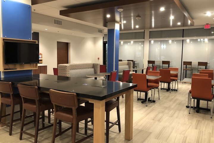 Holiday Inn Express & Suites Racine by IHG