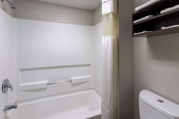 Room 32 of 43