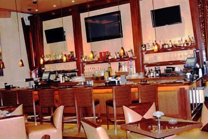 Lounge 10 of 17