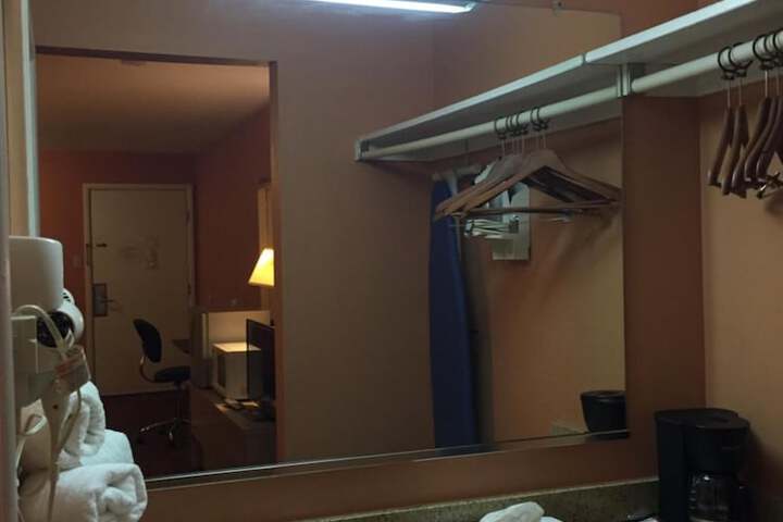 Room 27 of 33