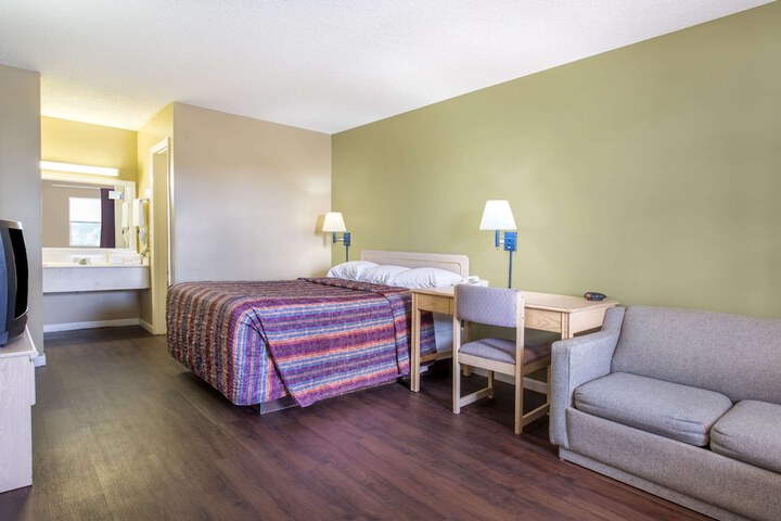 Room 9 of 33
