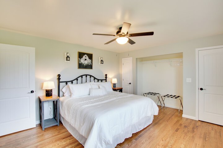 Chic Ste Genevieve Home w / Nice Interior Amenities