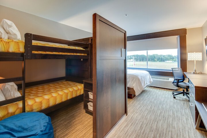 Holiday Inn Express & Suites Union City by IHG