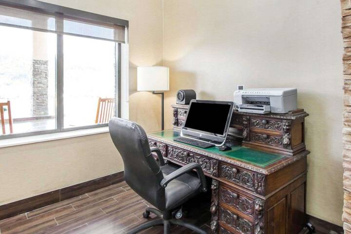 Business Center 28 of 28