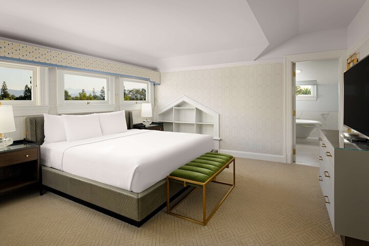 Room 28 of 90