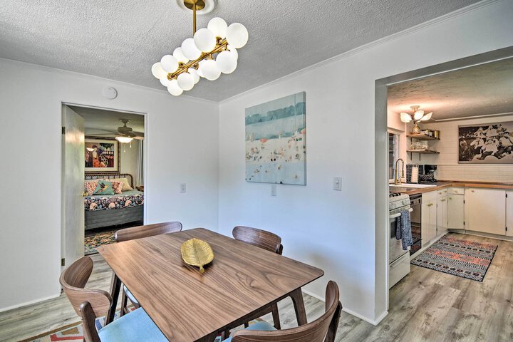 Stylish Dog-friendly Bungalow: Steps to Elk Lake
