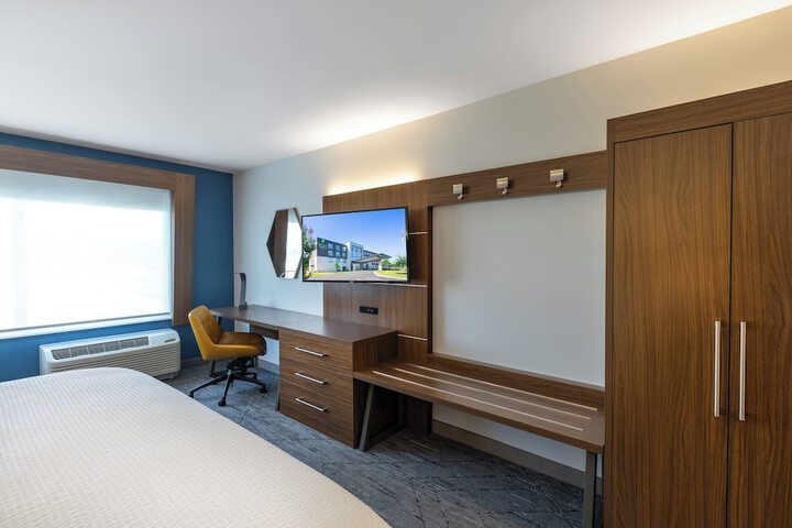 Holiday Inn Express & Suites Greenwood Mall by IHG