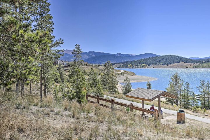 8 Mi to Keystone Resort: Dillion Condo w / Hot Tub!