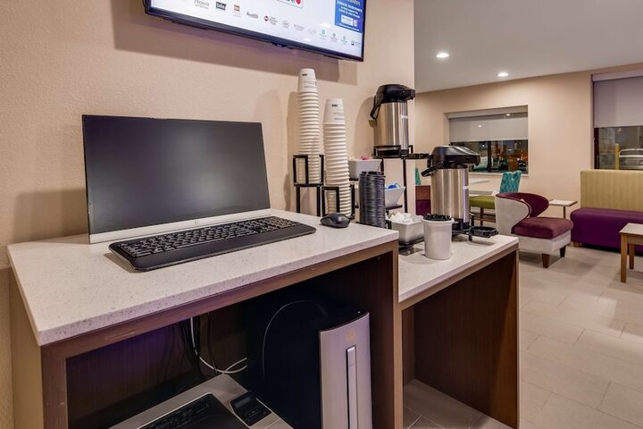 Business Center 23 of 23