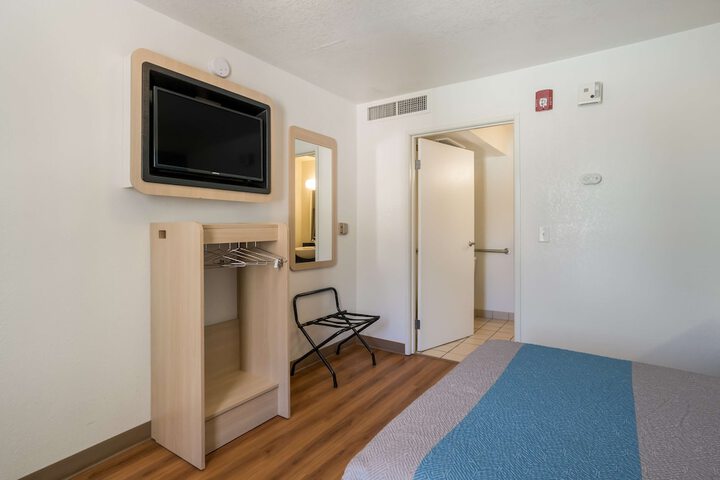 Room 14 of 36