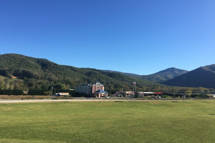 Mountain Inn & Suites