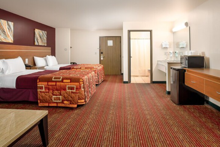 Grand Marquis Waterpark Hotel & Suites
