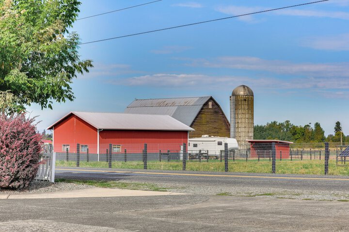 Idyllic Enumclaw Studio w / Mount Rainier Views