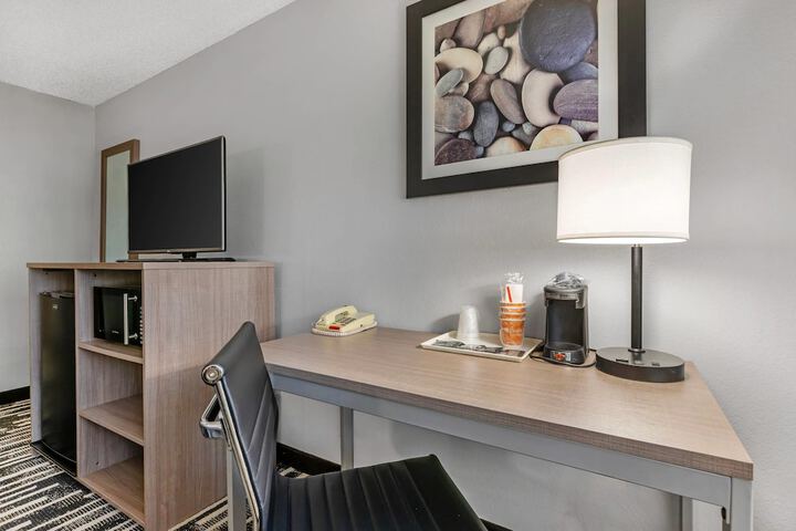 Quality Inn Chesterton near Indiana Dunes National Park I-94