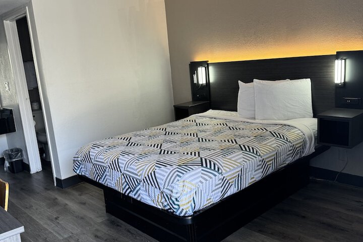 Room 28 of 34